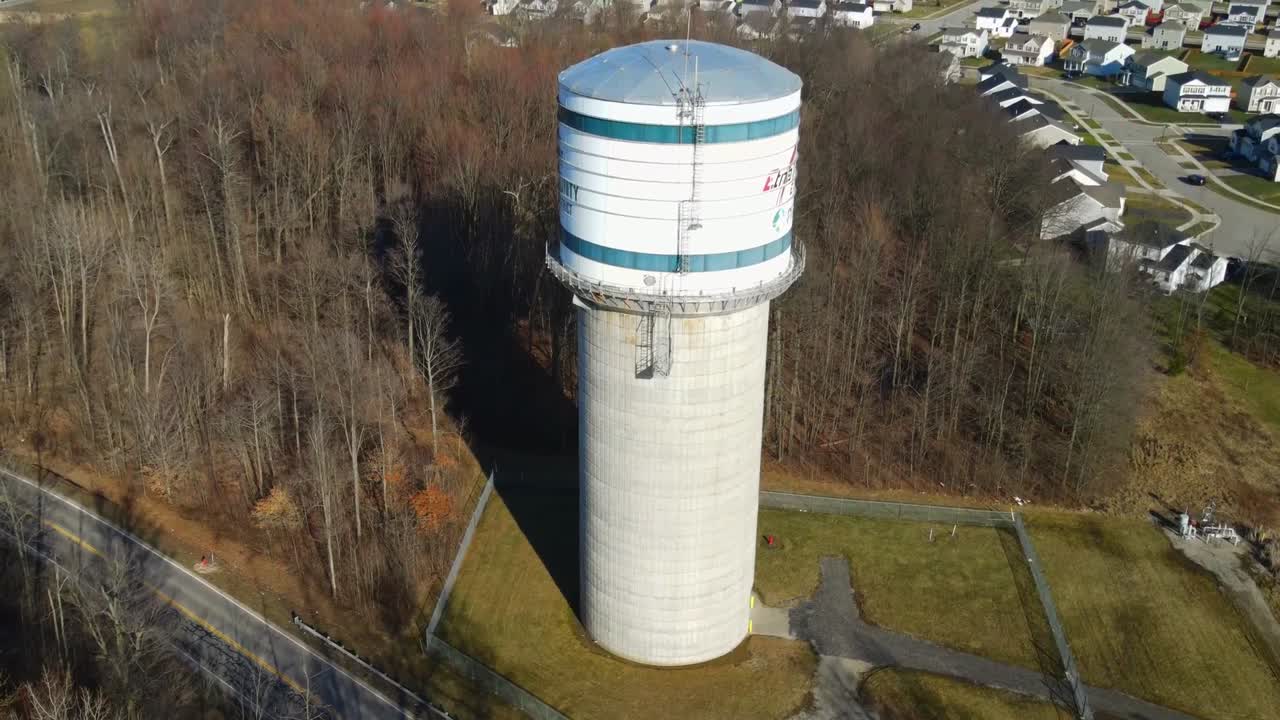 Drohnenaufnahme eines Wasserturms an einem Frühlingstag