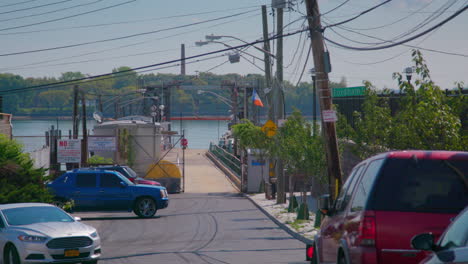 港口城市島 (dock city island),背景是哈特島 (hart island)