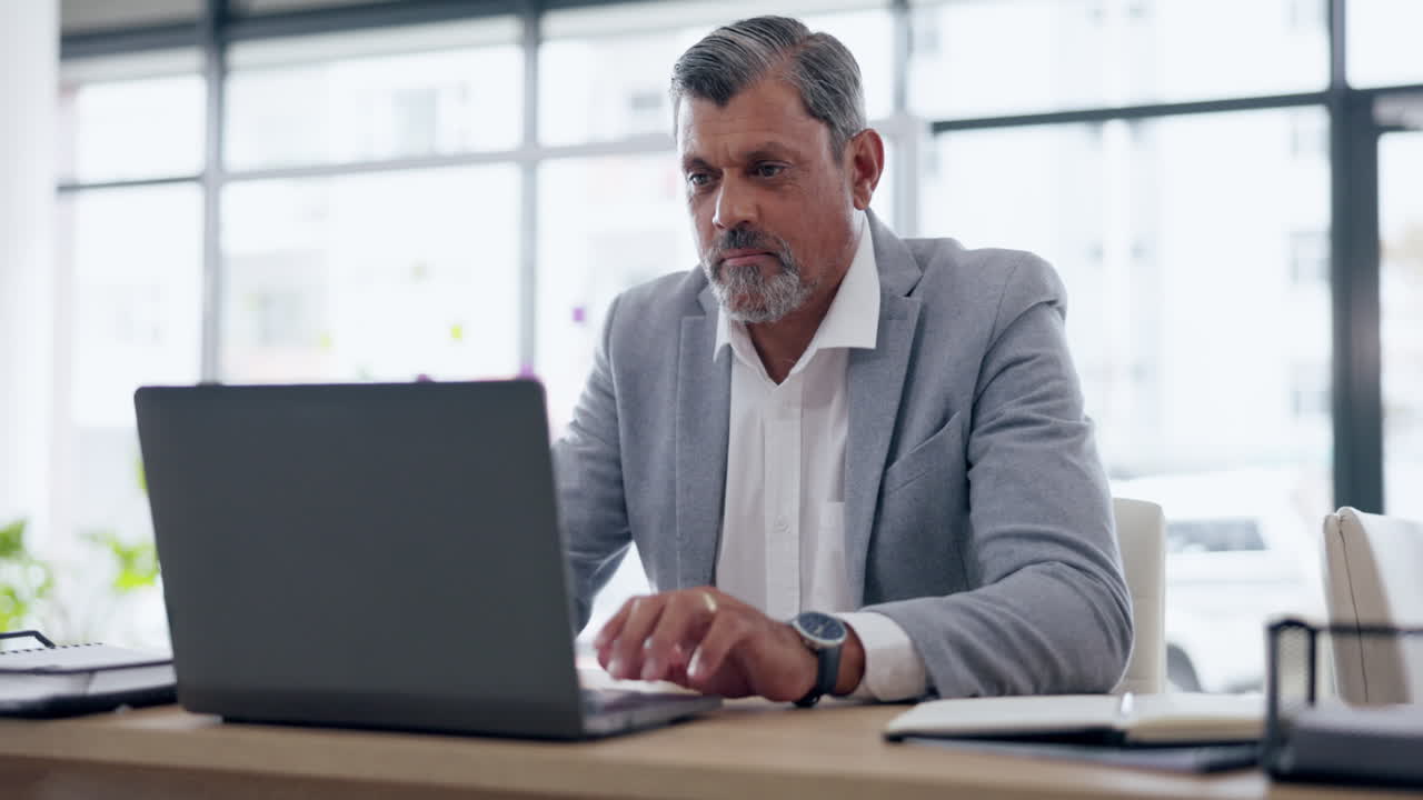 negocios, dolor de cabeza y un hombre con una computadora portátil