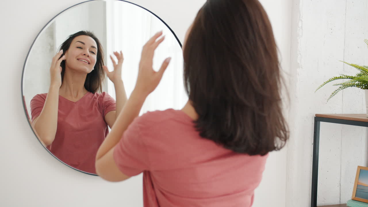 mujer preparándose frente a un espejo
