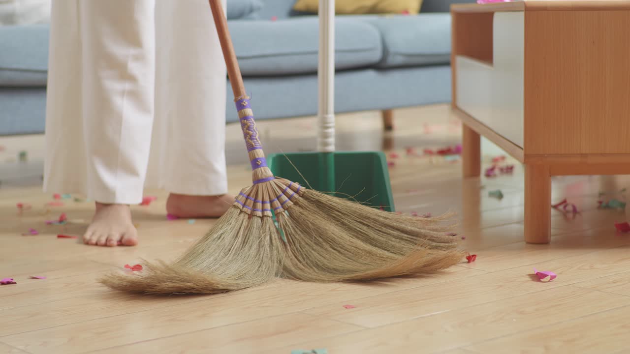 limpiando después de una fiesta