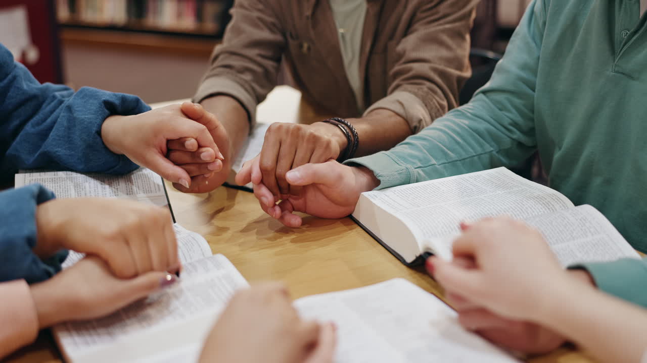 집단 기도 및 성경 연구 세션