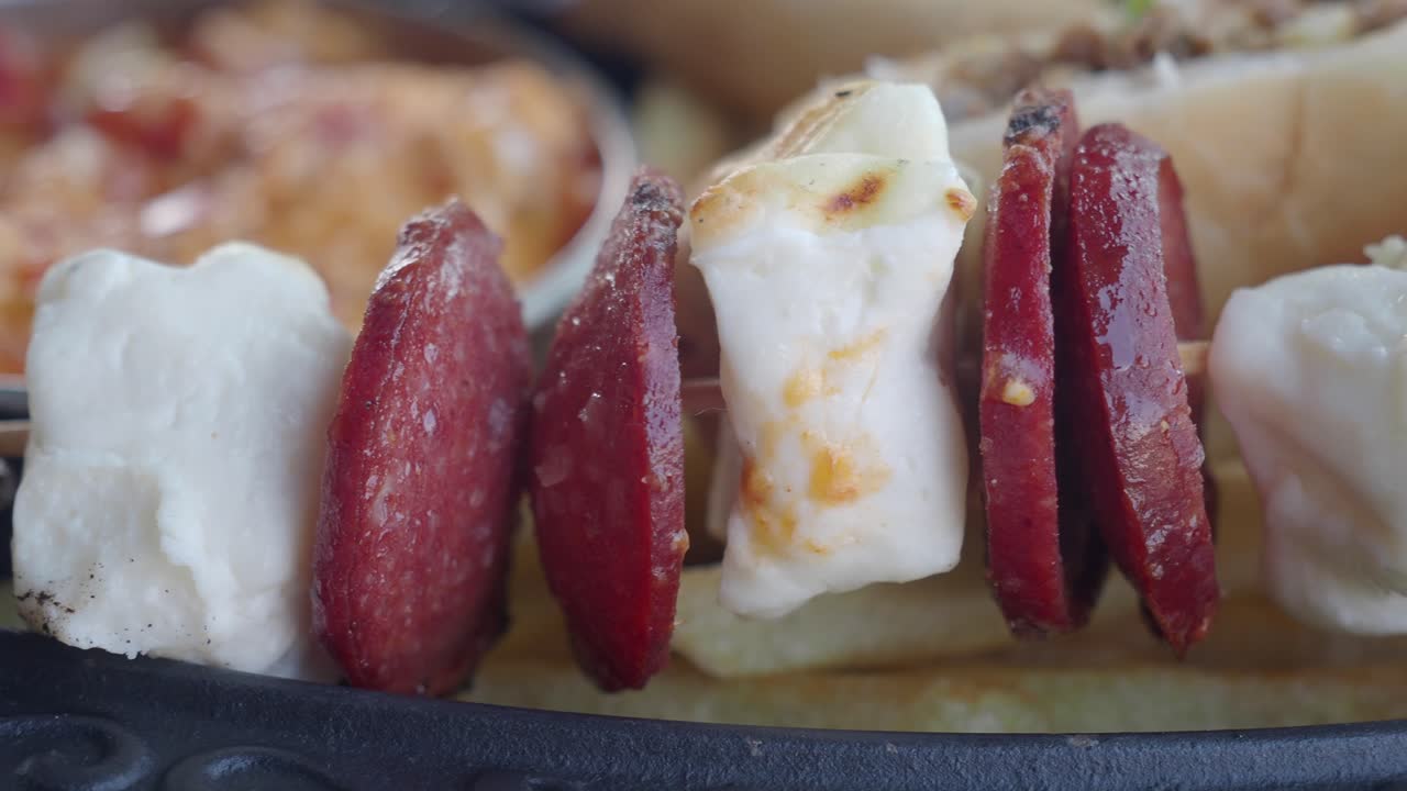 salchichas a la parrilla y pinzones de queso