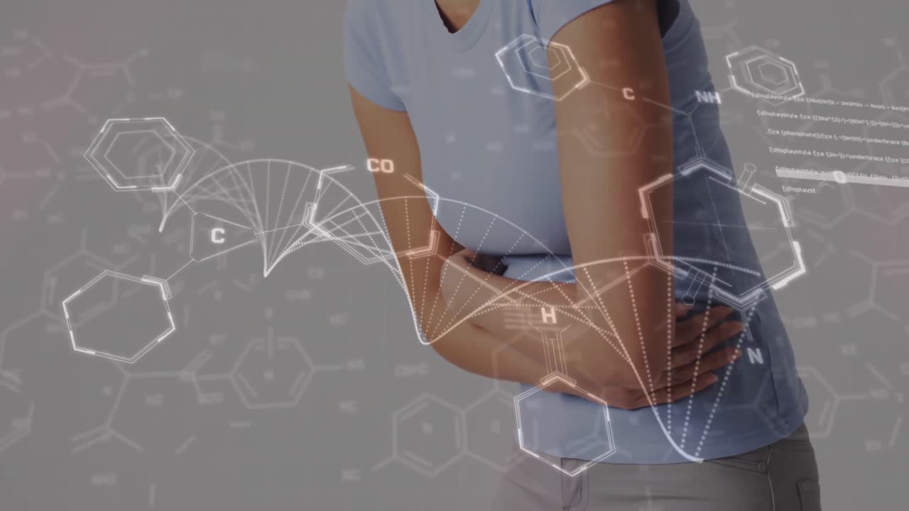animación de la cadena de adn con procesamiento de datos sobre la sección media de una mujer biracial sosteniendo el vientre