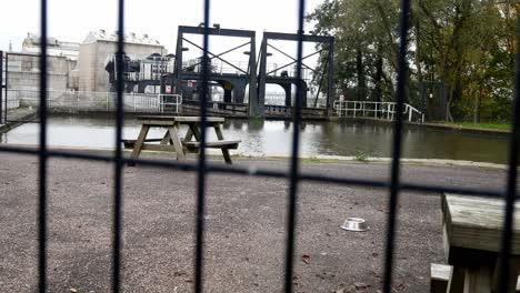 industriële victoriaanse anderton kanaallift waterweg door poorthek barrière dolly langzaam rechts