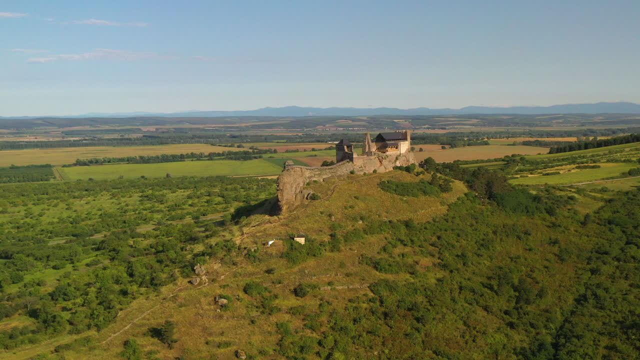 toma amplia de drones del castillo de boldogkō en hungría