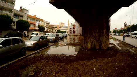 bajo el puente cerca de la calle del mercado en el antiguo centro de adana