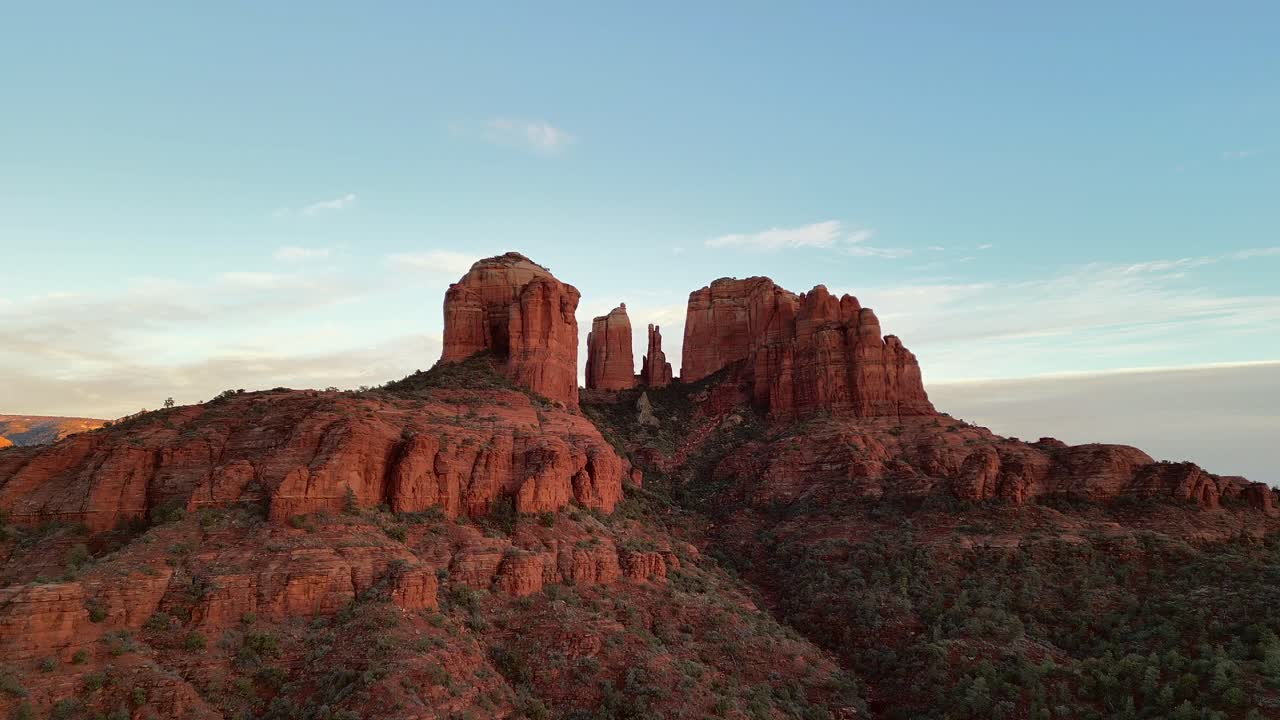 빨간 첨탑을 드러내는 동작을 패닝하는 일몰의 세도나 대성당 바위