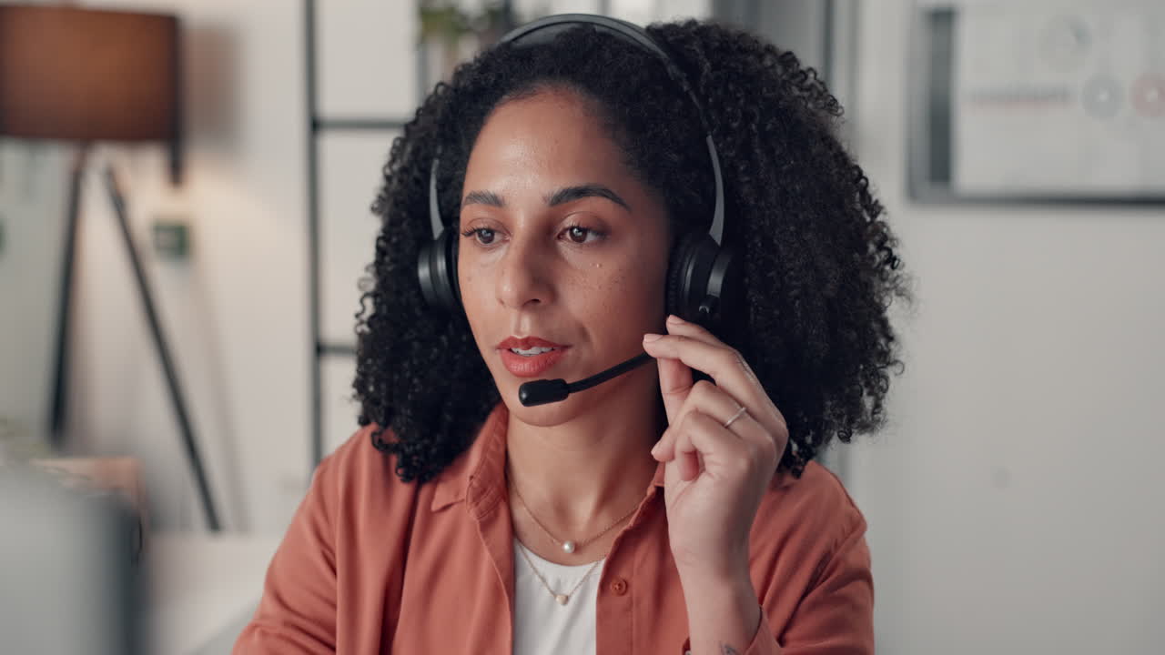 Kvinne med headset i telefonsenter
