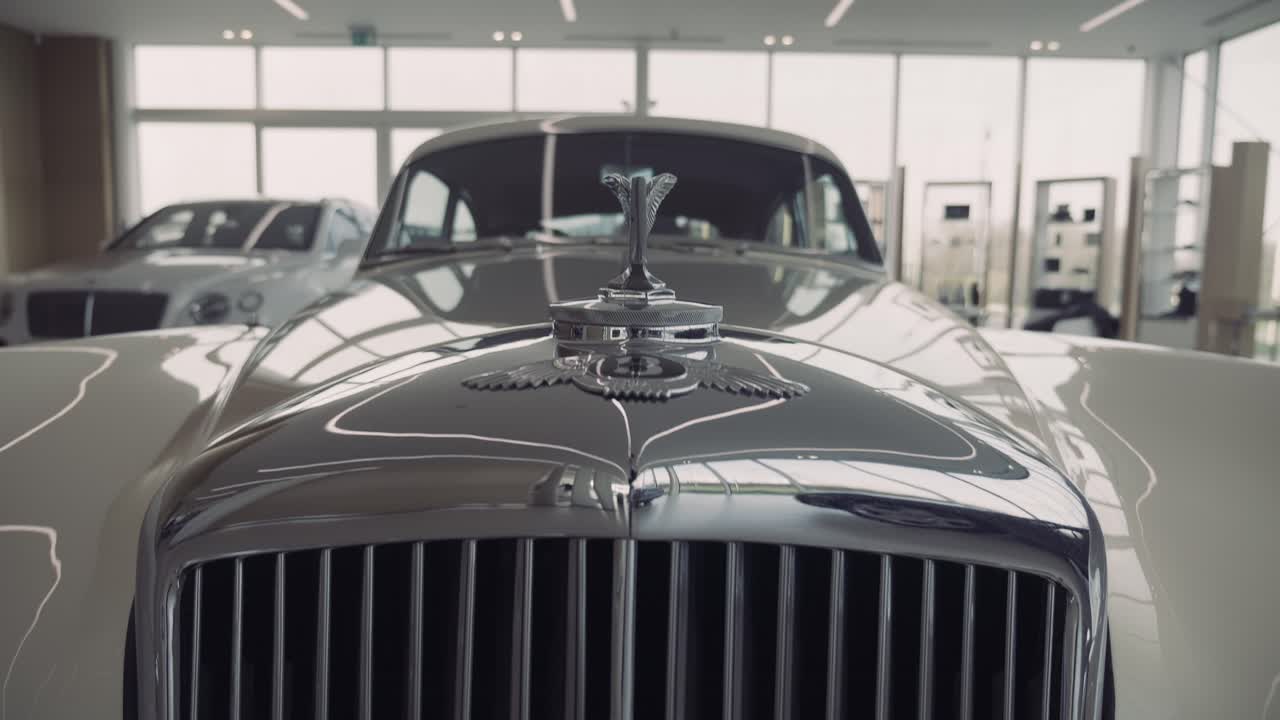 bentley r형 배지와 그릴의 클로즈업 샷