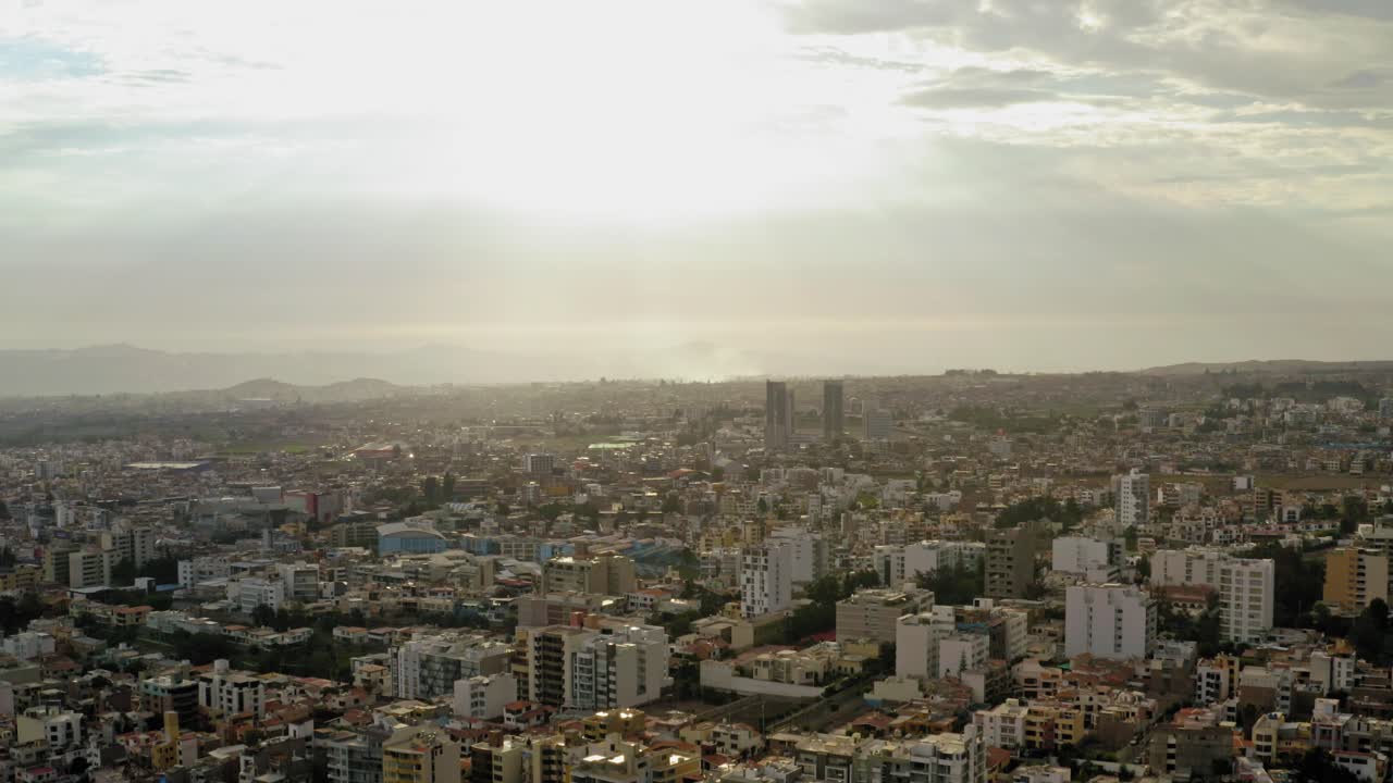 Vista aerea del centro città di Arequipa, Perù, vicino al tramonto