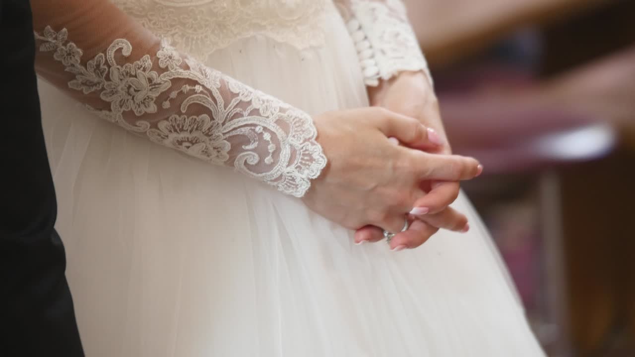 드레스에 신부의 손. 가까이 가