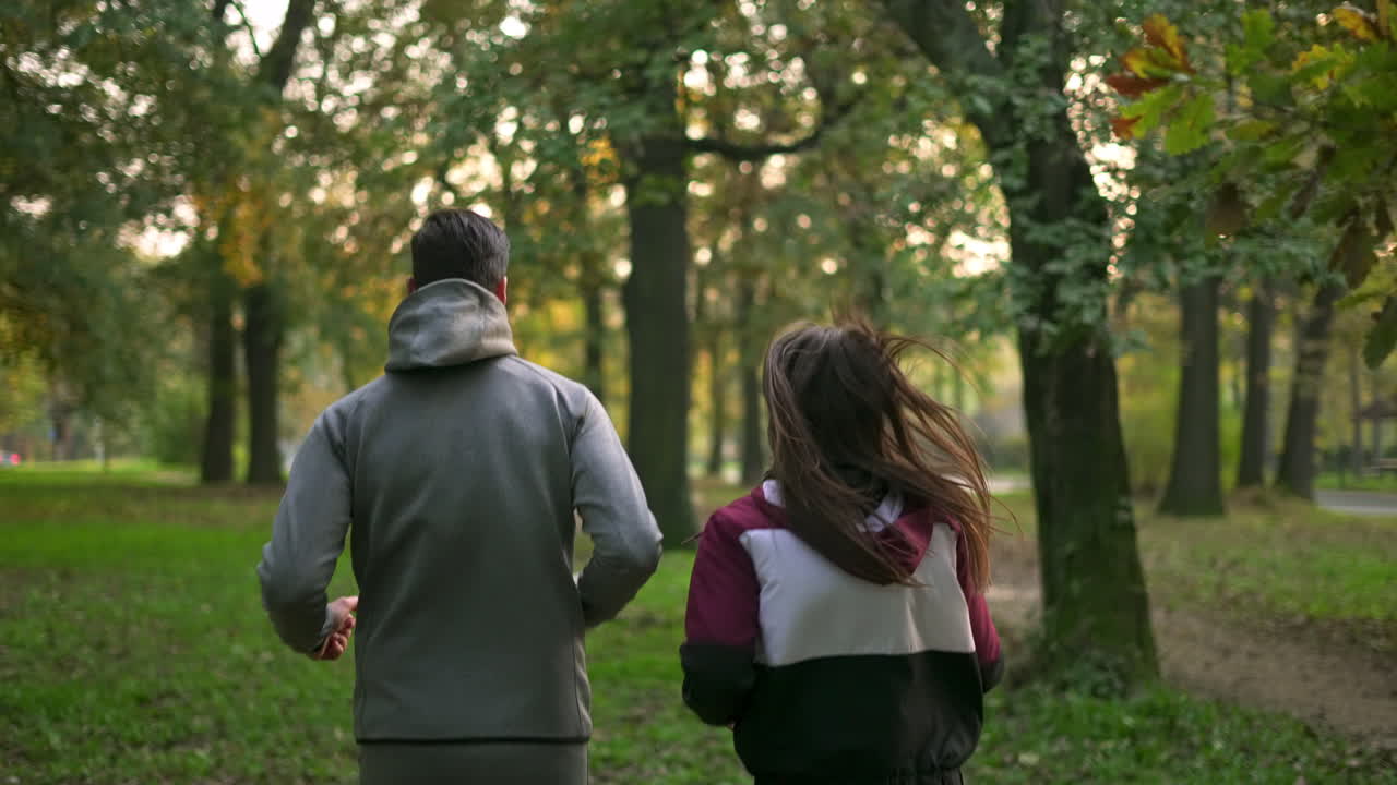 공원에서 달리는 커플