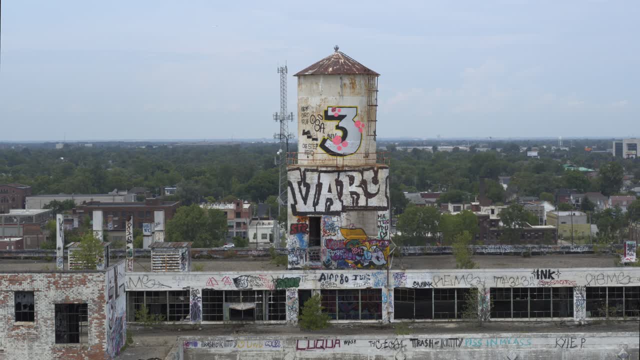 디트로이트-24에 있는 버려진 제조 공장의 4k 드론 보기