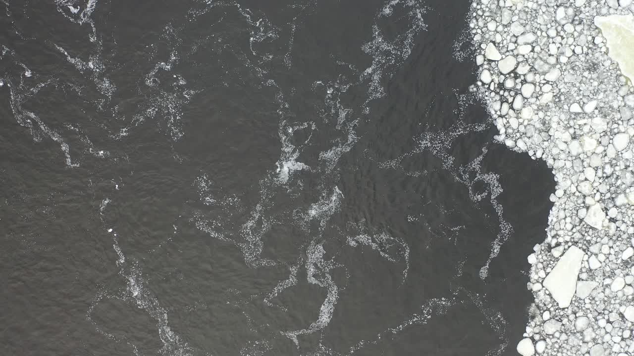 río con hielo y rocas