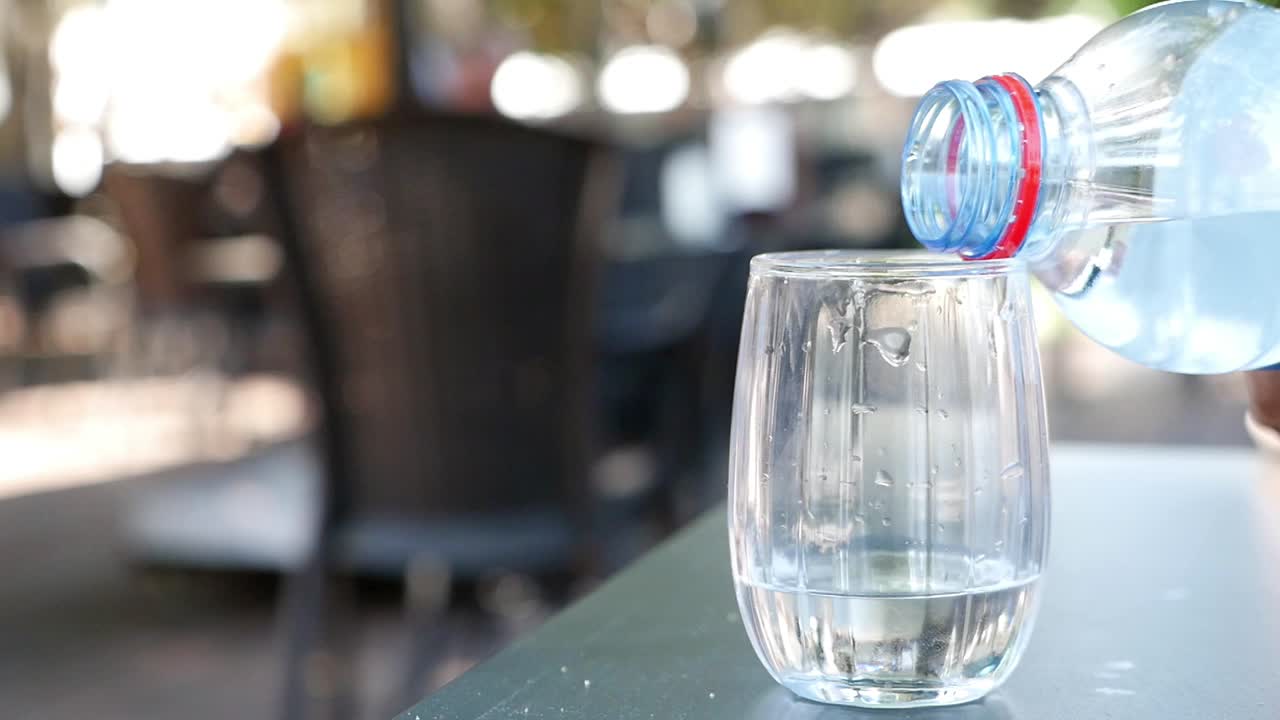 유리잔 에 물 을 부어 넣는 것