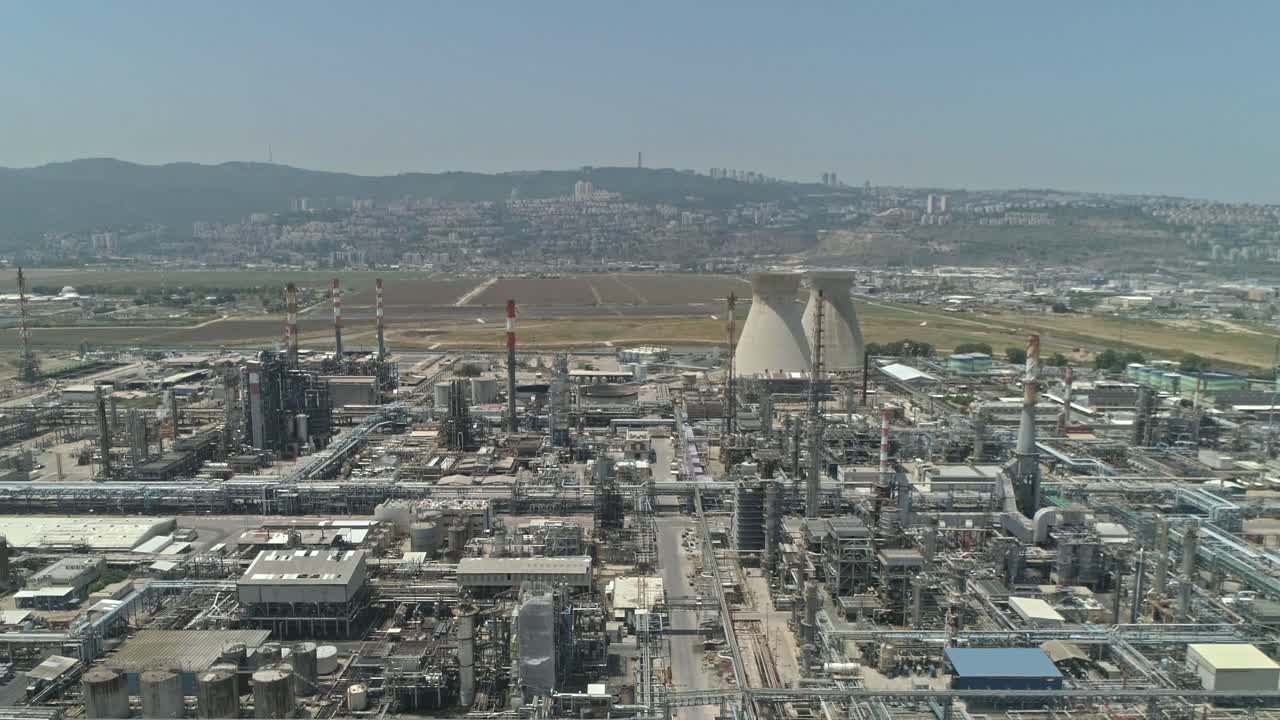 imágenes aéreas de una refinería de petróleo a gran escala con pilas de humo y tanques de almacenamiento de petróleo