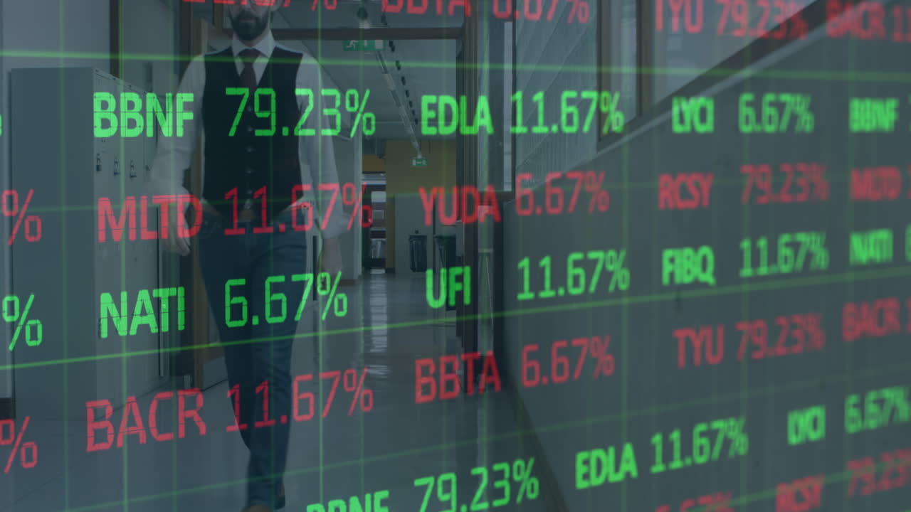 Elaborazione dati di borsa su un uomo d'affari caucasico che cammina nel corridoio di un ufficio