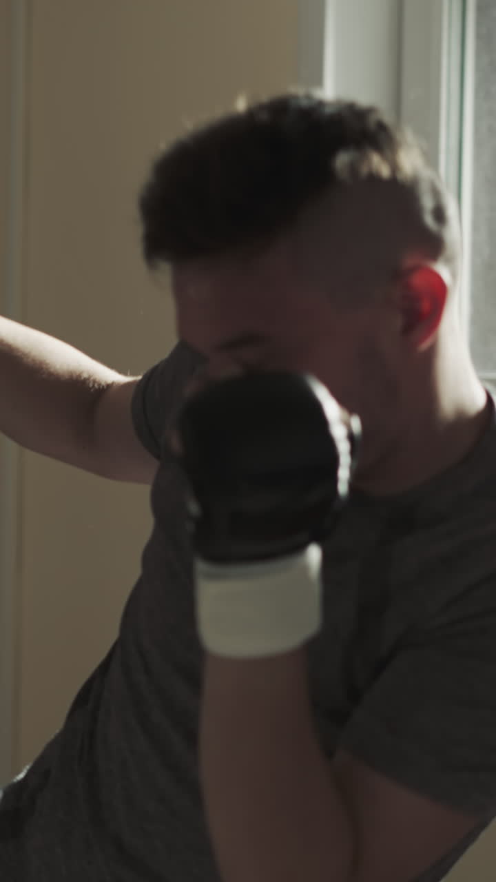 박싱에 참여하는 튼튼한 운동선수들의 팀은 몸 상태를 향상시키고 근육 힘을 개발하여 강력한 타격을 통해 부정적인 감정을 도전하고 풀어줍니다.