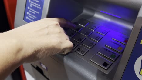 persona que utiliza un cajero automático