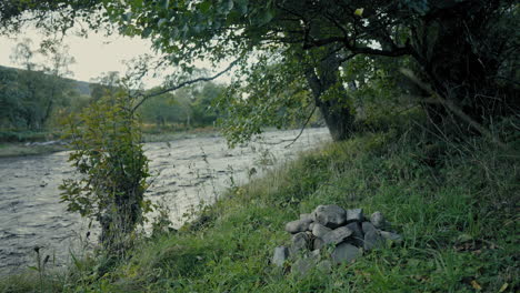 Mojón-De-Piedra-Sentado-Al-Lado-Del-Río-Avon