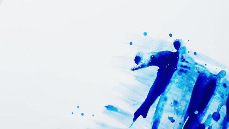 Primo piano di forme di vernice blu su sfondo bianco con spazio per il testo, al rallentatore.