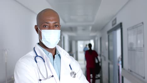 Porträt-Eines-Afroamerikanischen-Männlichen-Arztes-Mit-Gesichtsmaske-Im-Krankenhaus,-Zeitlupe