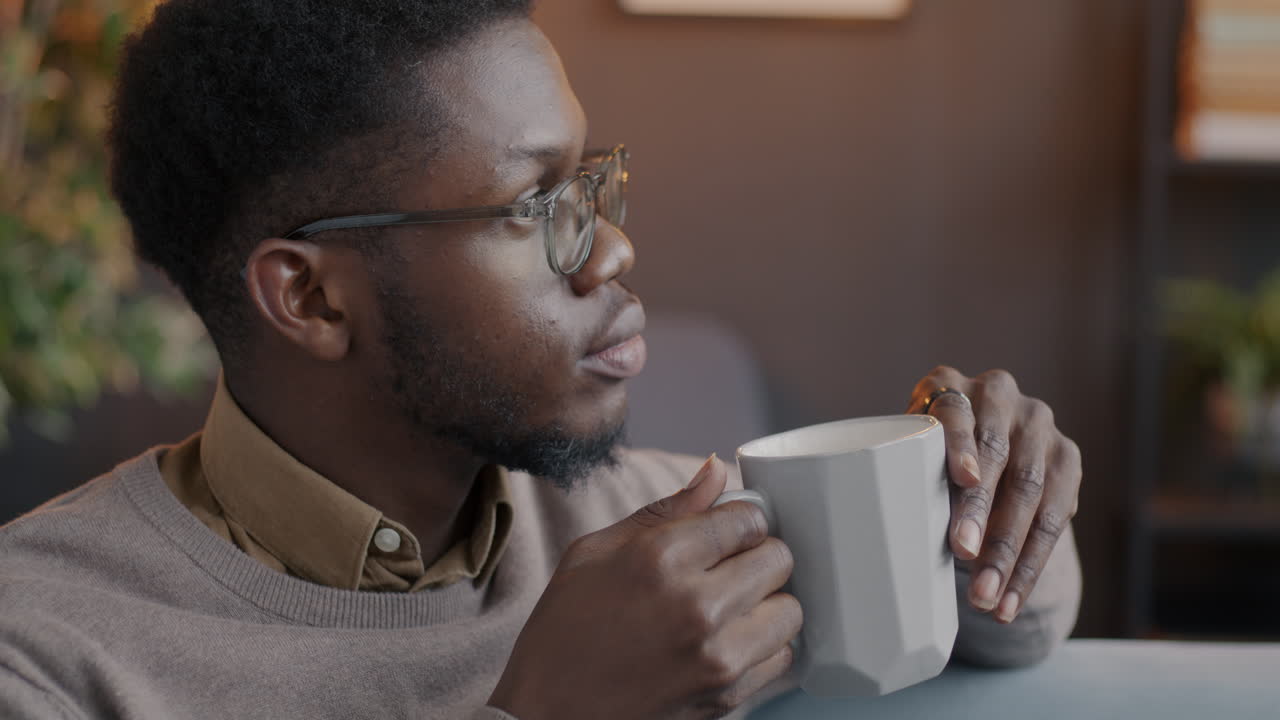 hombre tomando café en casa