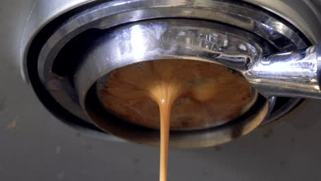 Espresso-Que-Se-Vierte-Maravillosamente-Desde-Un-Portafiltro-Sin-Fondo