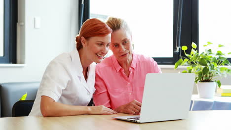 Portrait-of-nurse-and-a-senior-patient-using-laptop