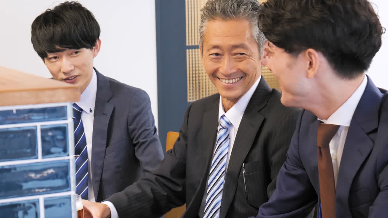 트렌디한 카페테리아에서 음식을 먹는 사람들