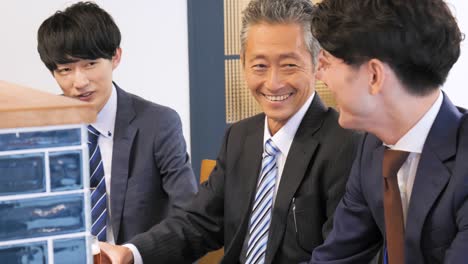 트렌디한 카페테리아에서 음식을 먹는 사람들