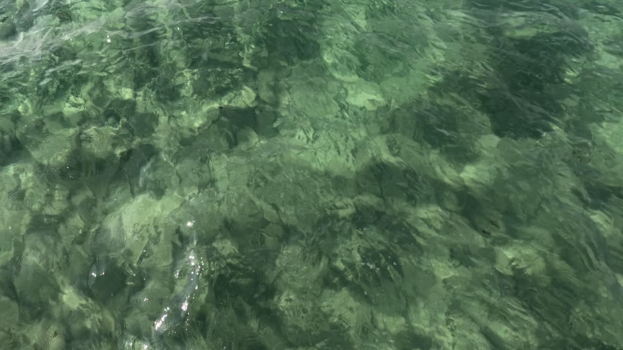 부드러운 표면 파도가 있는 은 바물