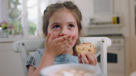 Una-Linda-Niña-Comiendo-Galletas-Mojando-Galletas-En-Chocolate-Caliente-Disfrutando-De-Un-Delicioso-Manjar-En-Casa-En-La-Cocina