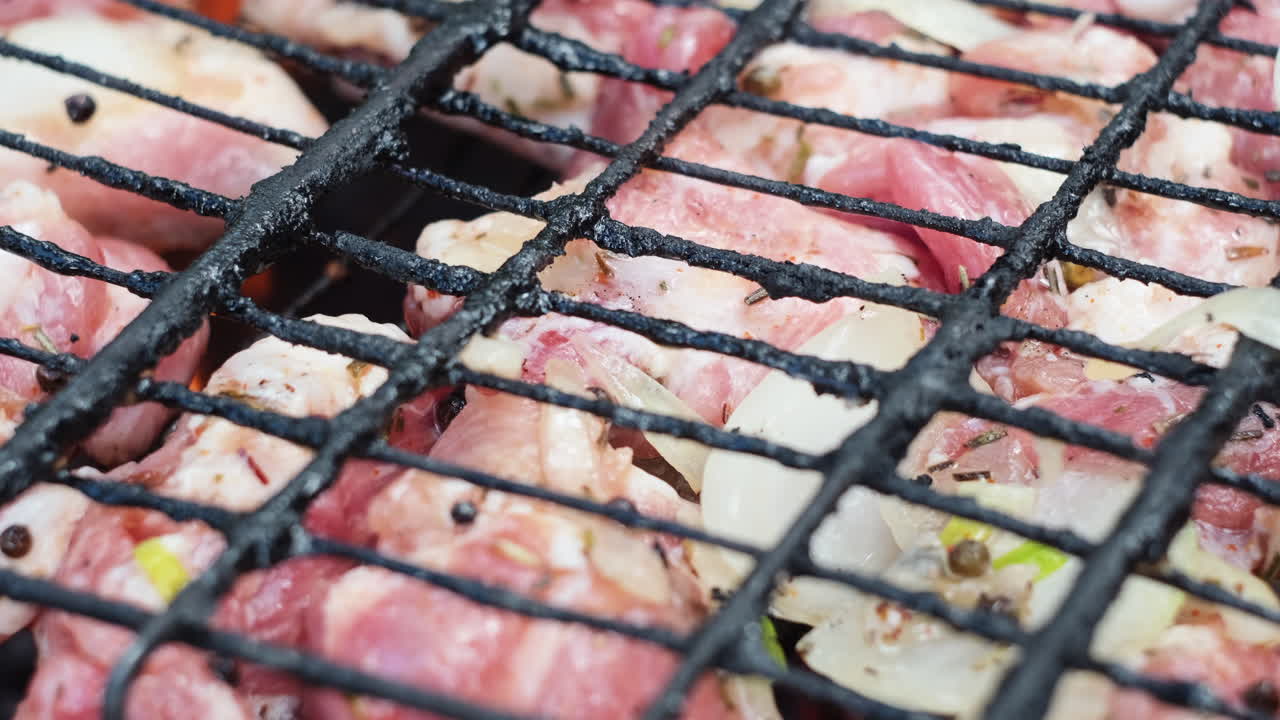 바베큐 그릴 에 긴 돼지고기 와 양파