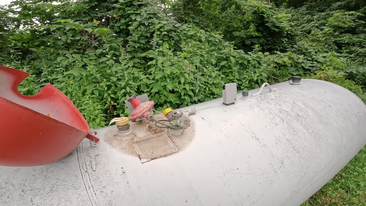 밸브를 드러내기 위해 덮개를 제거한 lp 탱크의 모습