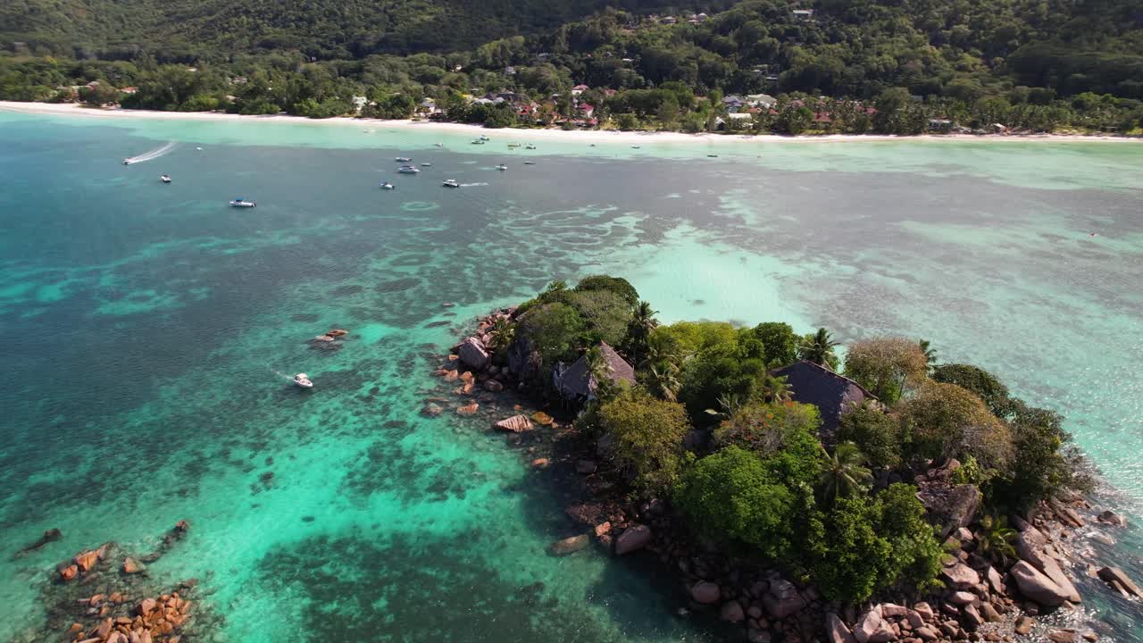 isla frente a la playa de anse volbert en las seychelles