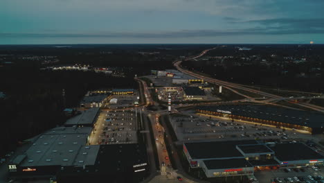 hiperlapso nocturno aéreo, tráfico en hora punta en la calle comercial de vaasa, finlandia