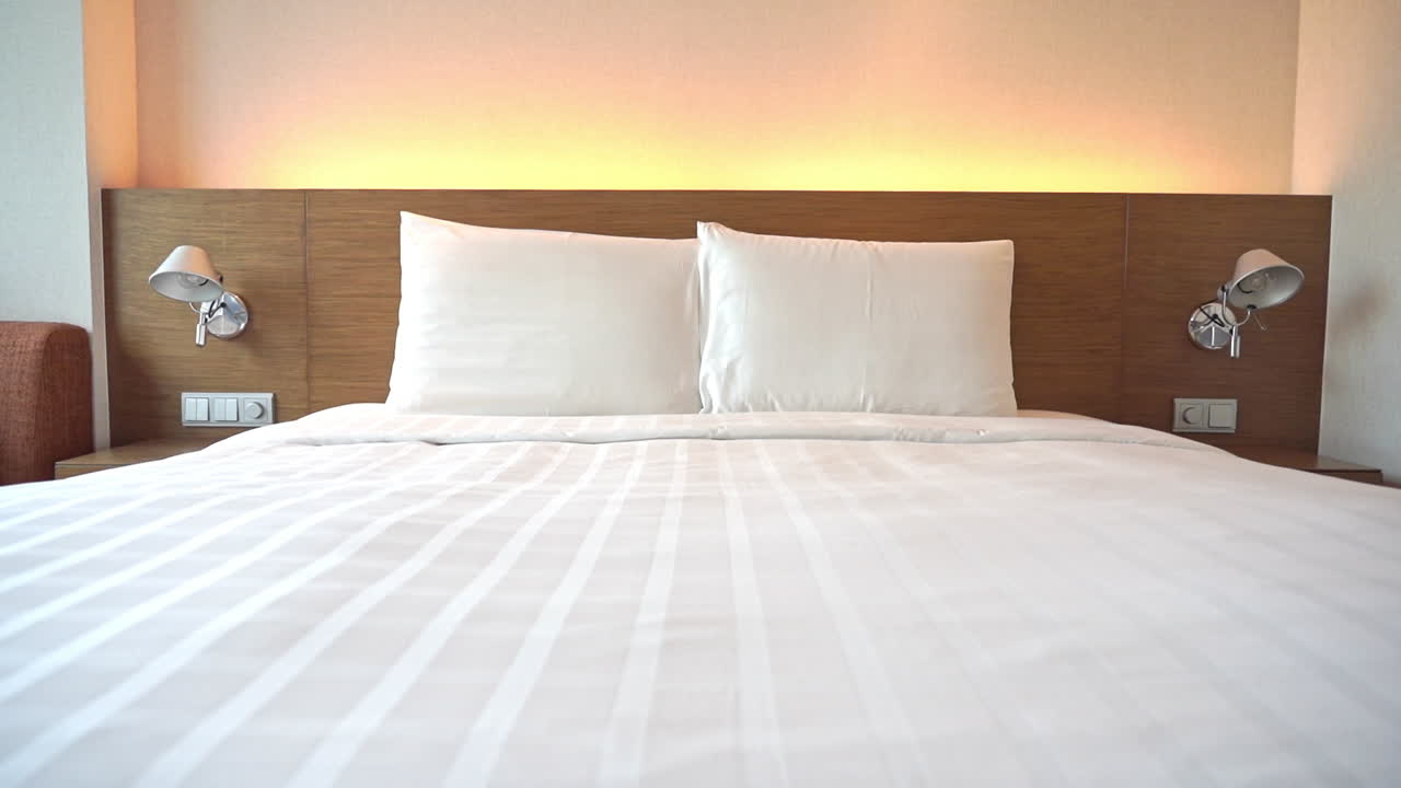 inclinación lenta hacia arriba desde el pie de la cama de un hotel