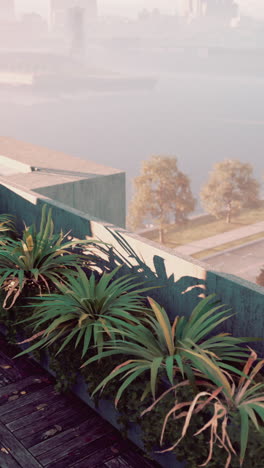 un jardín en el techo con vistas a un horizonte de la ciudad con niebla en el fondo