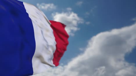 agitando la bandera francesa en el cielo nublado.