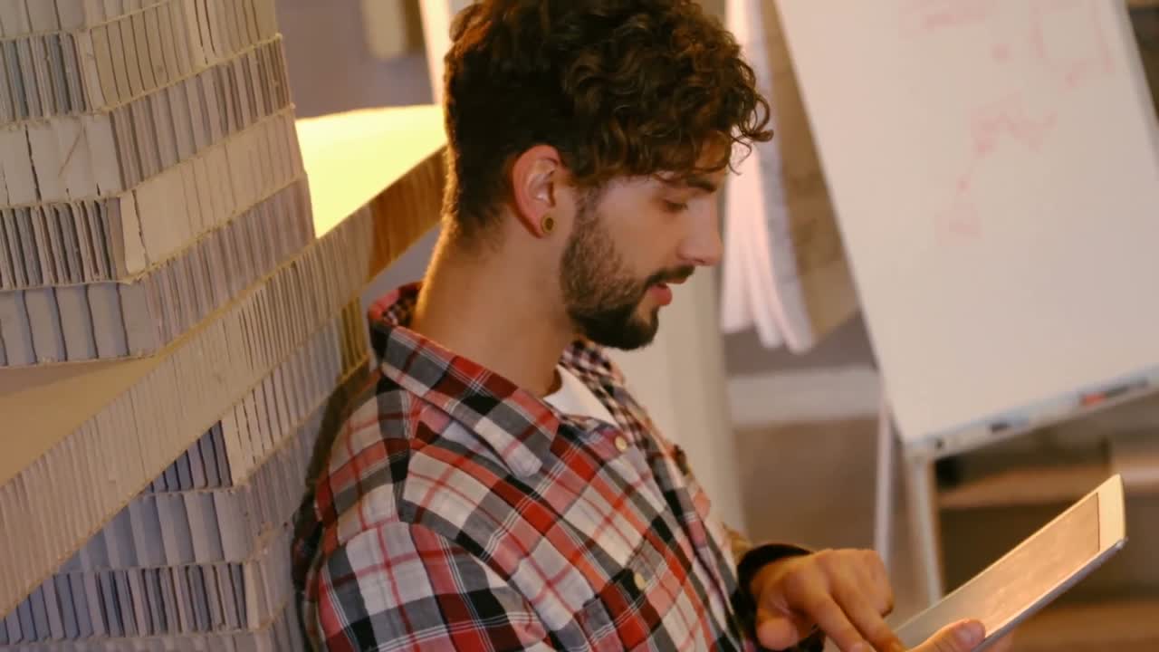 디지털 태블릿을 사용하는 그래픽 디자이너