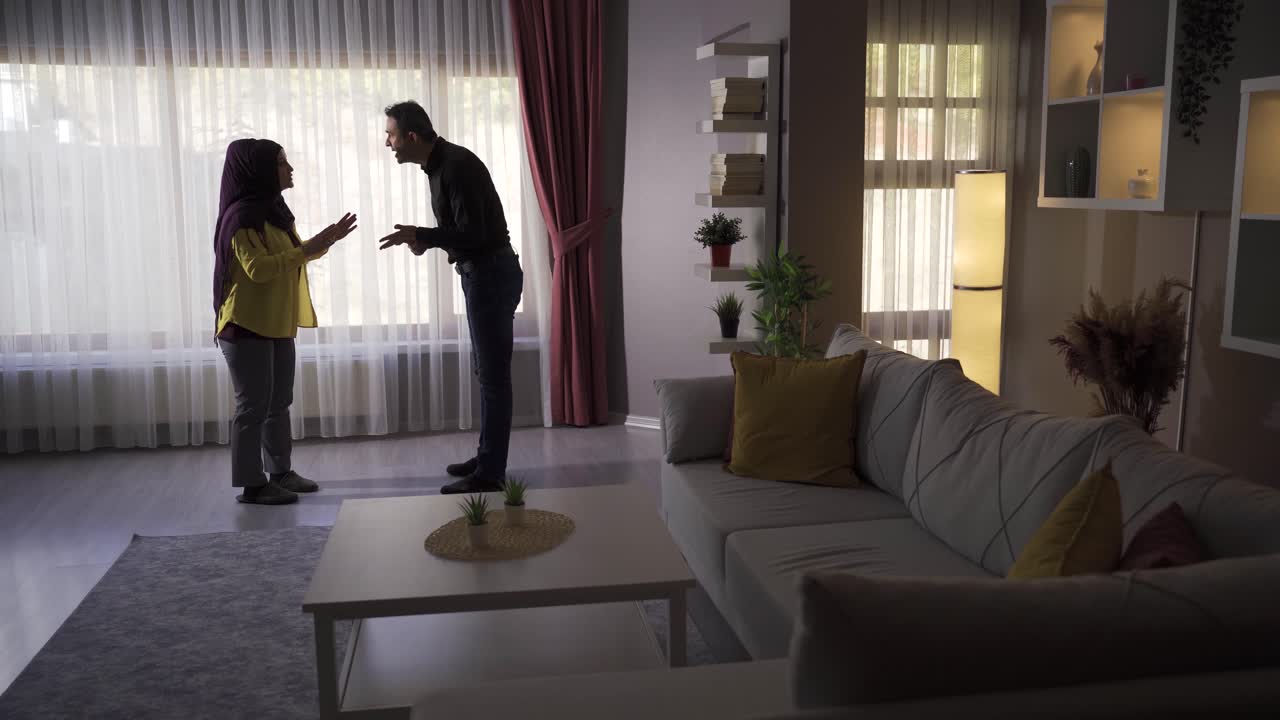 무슬림 부부가 집에서 싸우고 있습니다.