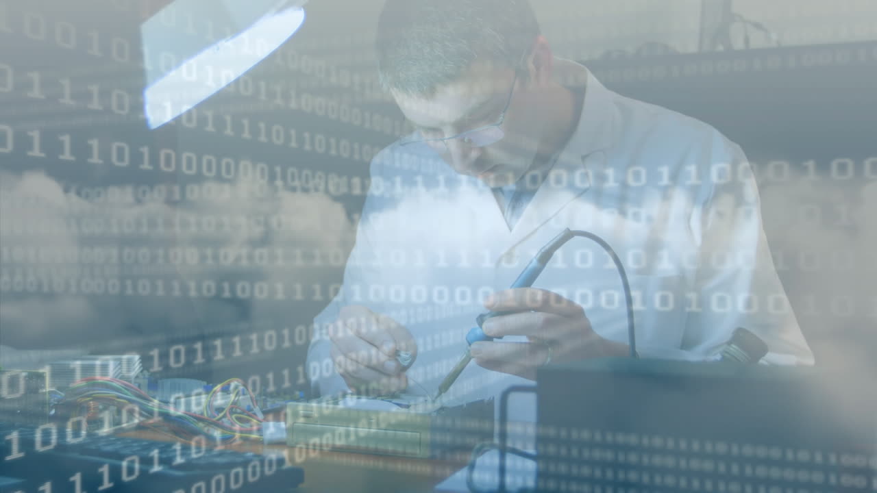 animación del procesamiento de datos sobre el hombre caucásico reparando en el taller