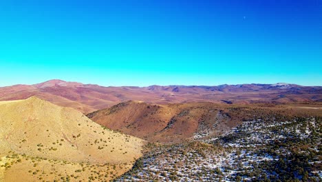 Vista-Aérea-Sobre-El-Paisaje-Desértico-En-El-Oeste-De-Nevada