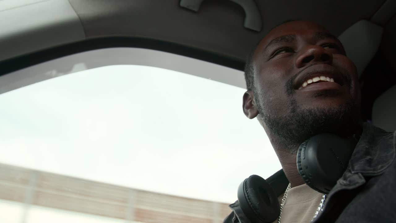 밴에서 웃는 남자