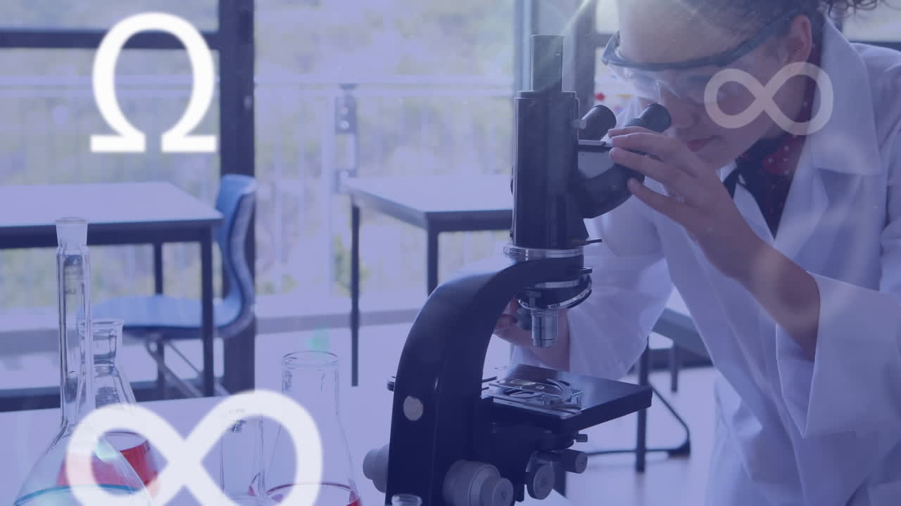 animación de símbolos sobre una científica biracial que trabaja en el laboratorio