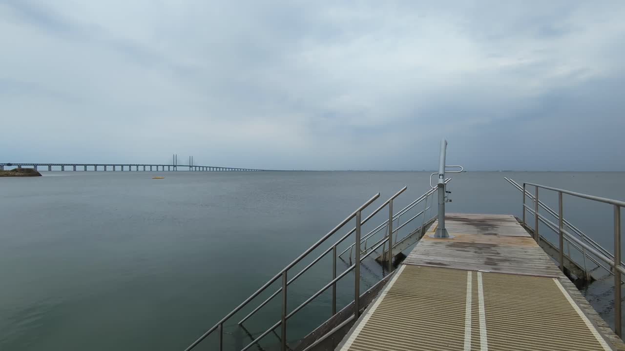 un paseo por un pequeño muelle cerca de sibbarp, malmo, suecia