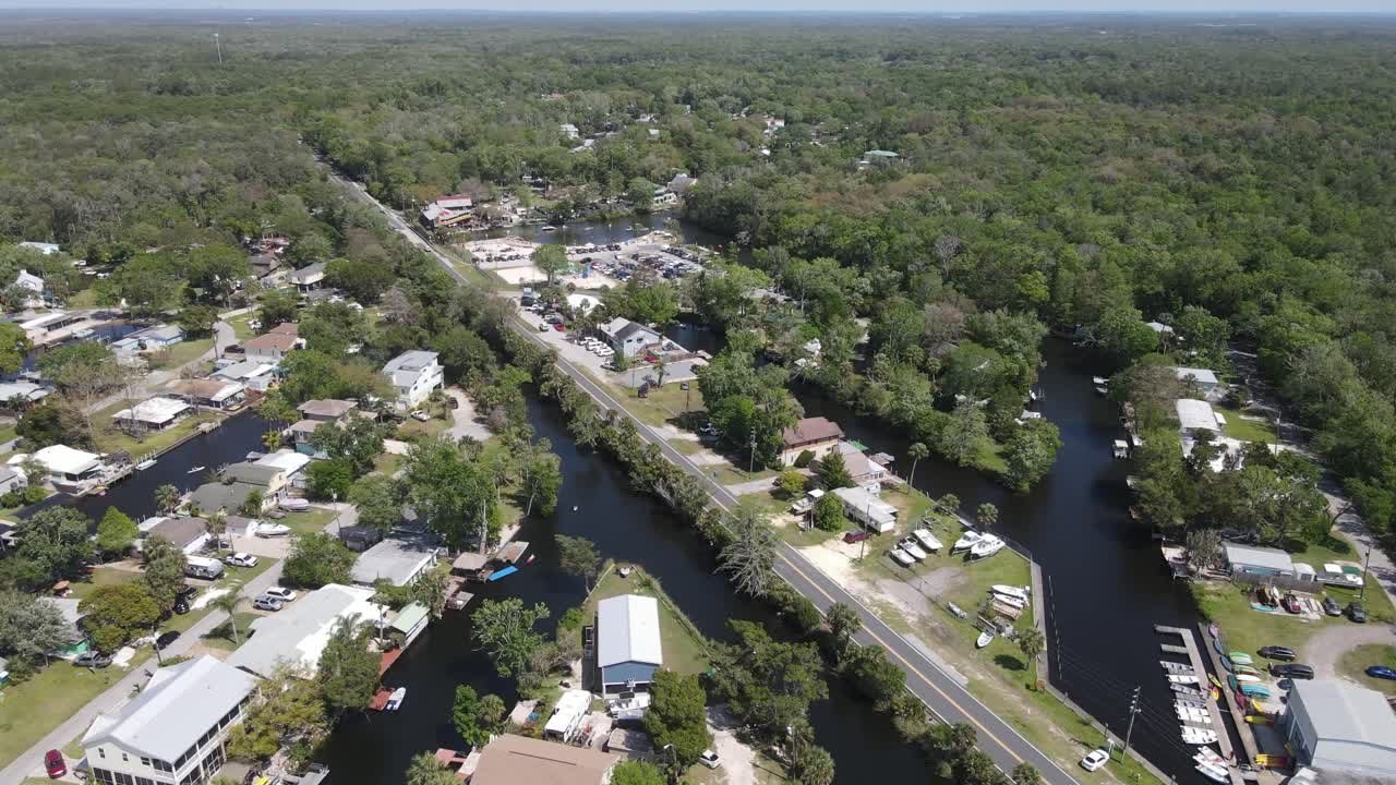weeki wachee, vista aérea de florida volando hacia el este desde el río