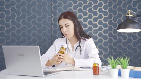 woman doctor describing medicine on facetime.